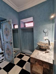 马拉喀什Dar Al Hayat的一个带水槽和碗在柜台上的浴室