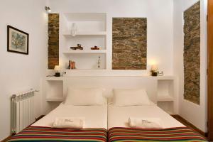 奥德米拉Quinta do Chocalhinho Agroturismo & SPA的一间卧室配有一张带两个枕头的床