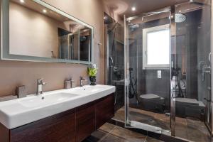 科孚镇Luxury Villa Helanes的一间带水槽和淋浴的浴室