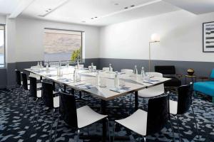 皇后镇Rydges Lakeland Resort Queenstown的一间会议室,配有长桌子和椅子