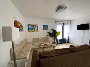 塞博河畔卡莱塔CALIMA Holiday House的客厅配有沙发和桌子