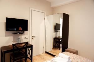 第比利斯Hotel Winoterra的客房设有带一张床和镜子的卧室