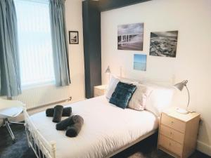 圣海伦斯Modern comfy 2-Bedroom flat in St Helens的一间卧室,配有一张床,上面有两双鞋