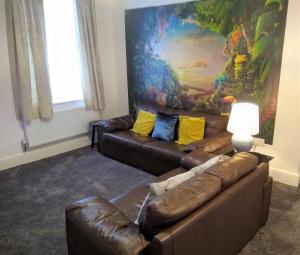 圣海伦斯Modern comfy 2-Bedroom flat in St Helens的客厅配有两张沙发和一幅画