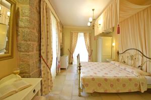 伊兹拉安吉利卡传统精品酒店的一间卧室配有一张床、一个浴缸和一个水槽