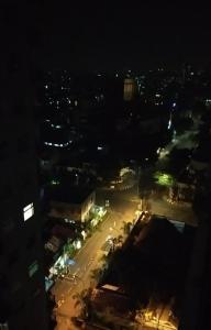 万隆Apartement Grand Asia Afrika Bandung by House Of Tofi的夜晚带灯光的城市景观