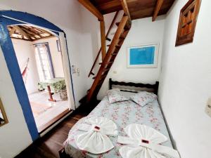 帕拉蒂Pousada Recanto dos Nativo的一间卧室配有一张带两个枕头的床