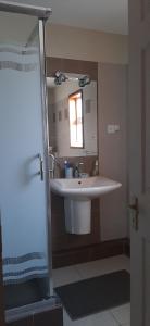格兰贝伊Blue Sky Villa的一间带水槽和镜子的浴室