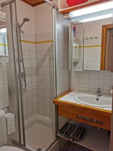 圣热尔韦莱班Saint-Gervais-les-Bains, Appartement 4 personnes的一间带水槽和淋浴的浴室