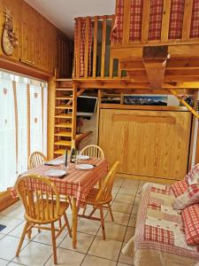 圣热尔韦莱班Saint-Gervais-les-Bains, Appartement 4 personnes的一间带桌椅的用餐室和一间厨房