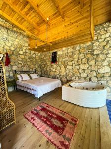 帕塔拉Shavilla Kalkan - Yalı ' da Korunaklı 1+1 Villa的一间卧室配有一张床和浴缸