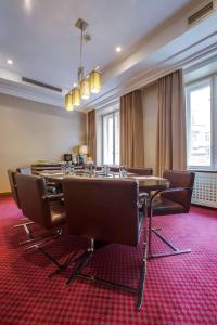 维也纳维也纳风格丽笙酒店的一间会议室,配有大桌子和椅子