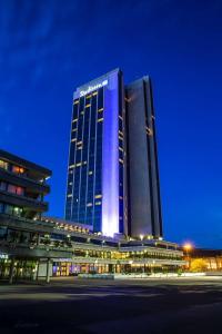 汉堡汉堡丽笙酒店的一座大建筑,晚上有蓝色的灯光
