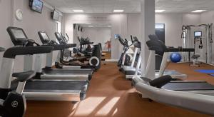 莱特肯尼丽笙酒店的健身中心和/或健身设施
