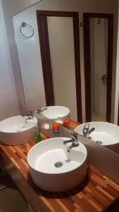 萨尔塔Accueillant Salta的一间带两个盥洗盆和大镜子的浴室