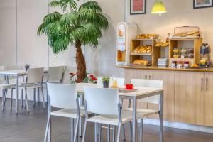 Sure Hotel by Best Western Nantes Saint-Herblain餐厅或其他用餐的地方