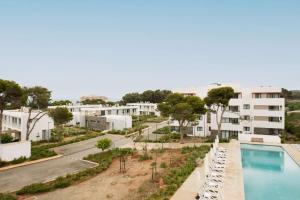 胡塞马Radisson Blu Residences Al Hoceima的从公寓的阳台可欣赏到游泳池的景色
