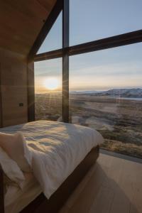 塞尔福斯Iceland Lakeview Retreat的一张位于带大窗户的房间内的床铺