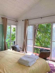 Ban Maiบ้านชายดอย Glamping ดอยแม่แจ๋ม cheason ,Muangpan, Lampang的一间卧室设有一张床和一个大窗户