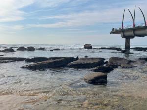 德班The Studio on Cordia DSTV WIFI 2km from Umhlanga Beach的一座跨越岩石和海洋的海滩的桥梁
