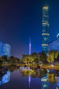 广州广州四季酒店的一座高耸的摩天大楼在晚上点亮