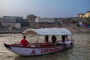 瓦拉纳西Amritara Suryauday Haveli的一群人坐在船上