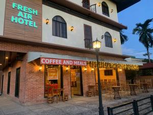 卢塞纳Lucena Fresh Air Hotel的咖啡馆,上面标有读咖啡和餐的牌子