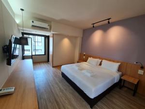 曼谷The Neuf@Ratchada的卧室配有一张白色大床和电视。