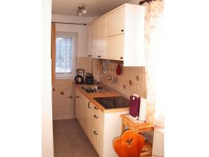 格拉尔-米里茨Ferienwohnung Graal Mueritz MOST 2301的厨房配有白色橱柜和水槽