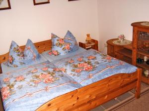 格拉尔-米里茨Ferienwohnung Graal Mueritz MOST 2301的一间卧室配有一张带蓝色棉被的木床