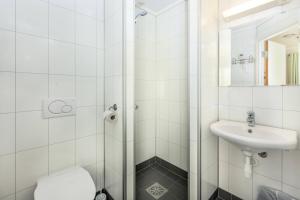 弗洛姆弗洛姆旅馆的带淋浴和盥洗盆的浴室