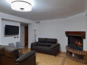 穆尔西亚Alojamientos Rurales Villora的带沙发和壁炉的客厅
