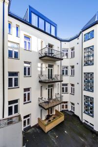 奥斯陆BJØRVIKA APARTMENTS - Solli的公寓大楼设有两个阳台