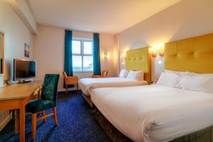 波特拉什波特拉什大西洋酒店的酒店客房配有两张床和一张书桌