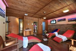 瓦托内切米拉蒙提旅馆的一间设有四张床和电视的房间