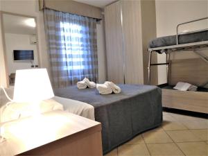 里米尼Gabbiano Apartments的一间卧室配有两张双层床和一盏灯。