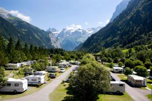 英格堡Alpenresort Eienwäldli Camping的一群人停在一个有山的停车场