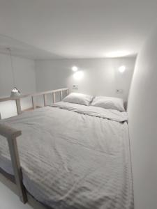 波尔塔瓦Victory park apartments的一间白色卧室,卧室内配有一张床