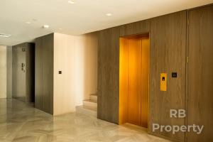 迪拜FIVE Palm Beach Villa - Three Floors, Private Pool, Jacuzzi的大楼内一条带电梯的走廊