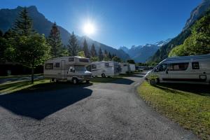 英格堡Alpenresort Eienwäldli Camping的一群人停在砾石路上