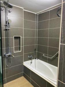 吉隆坡Mas Homestay的带淋浴和浴缸的浴室