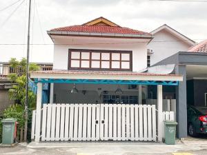 吉隆坡Mas Homestay的房屋前的白色围栏