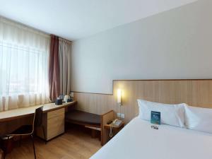 迪拜阿尔巴沙宜必思酒店的配有一张床和一张书桌的酒店客房