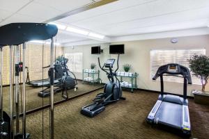 奥斯汀奥斯汀西南拉昆塔套房酒店的一间健身房,里面设有跑步机和椭圆机