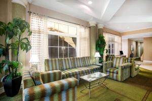 奥斯汀奥斯汀西南拉昆塔套房酒店的带沙发和桌子的客厅