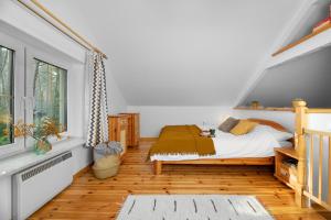 TopolinaMasuria Warsaw Family的一间卧室设有一张床和一个窗口