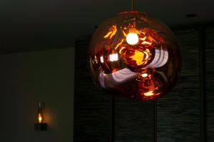 Albosaggia泰拉德尔索勒农庄旅馆的挂在天花板上的玻璃球