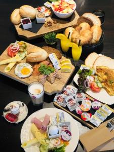 芬洛BnB Grand Café Prins Bernhard的一张桌子上面有很多不同类型的食物