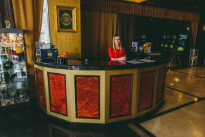 曼哲罗克Altai Palace Hotel的站在吧台的女人