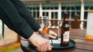 贝尔法斯特Beechlawn Hotel的桌子上两瓶啤酒,带眼镜